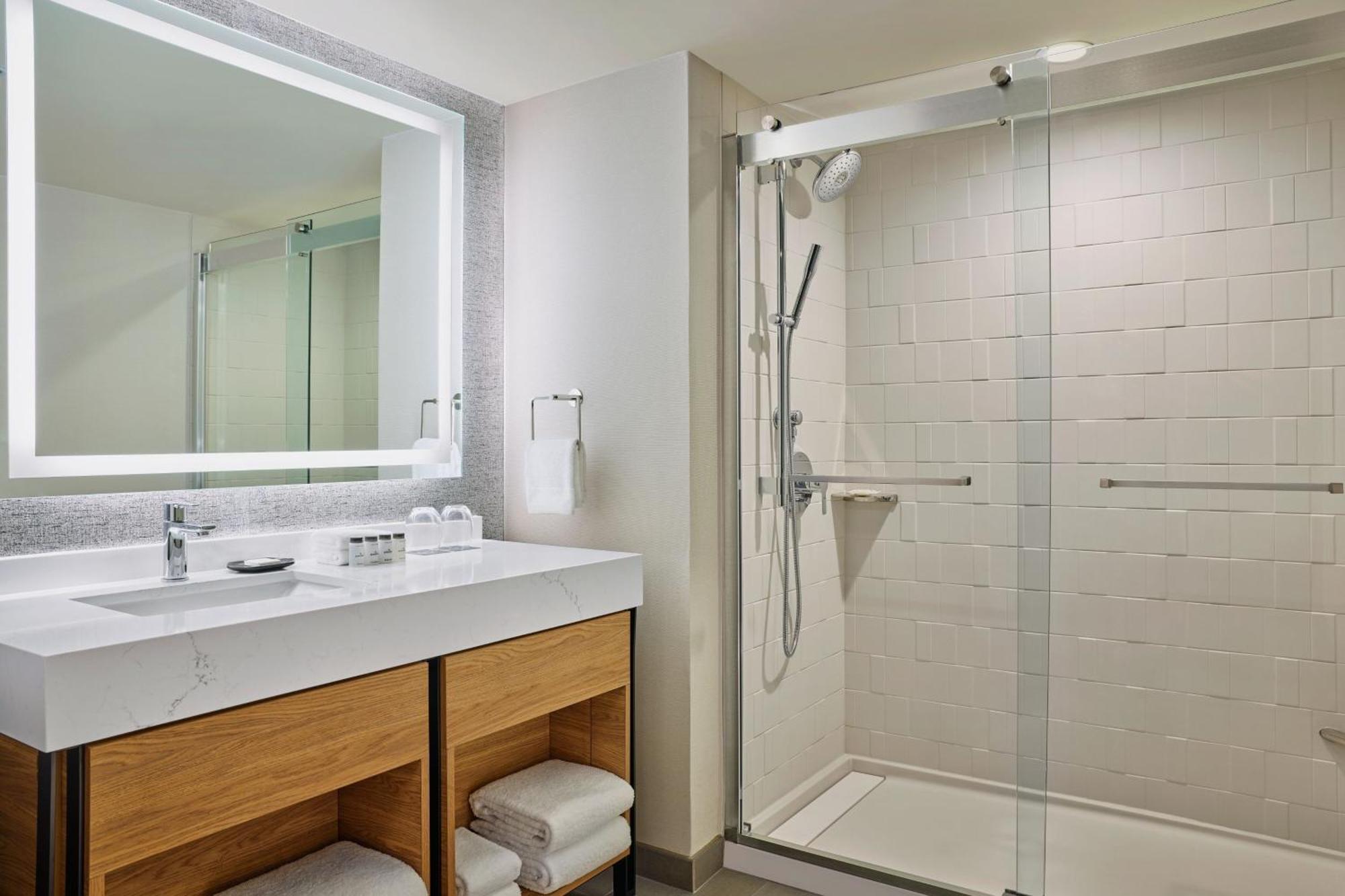 Habitación con cama grande